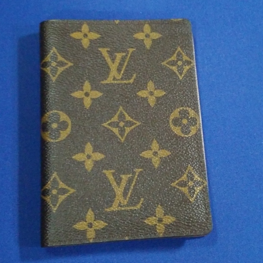 Louis vuitton passport holder